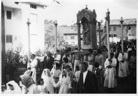 1975. Quanti volti noti in questa processione.
